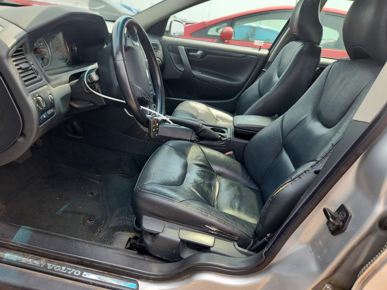 2004 VOLVO V70