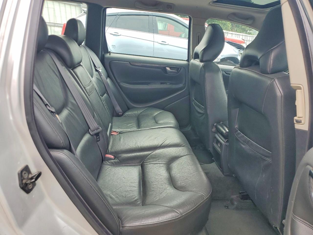 2004 VOLVO V70