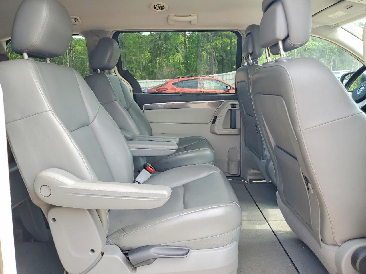 2010 VOLKSWAGEN ROUTAN