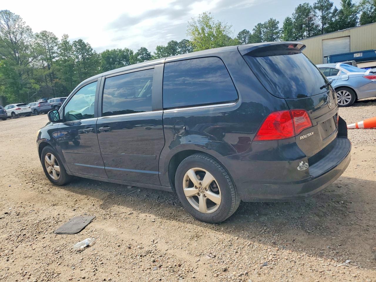 2010 VOLKSWAGEN ROUTAN