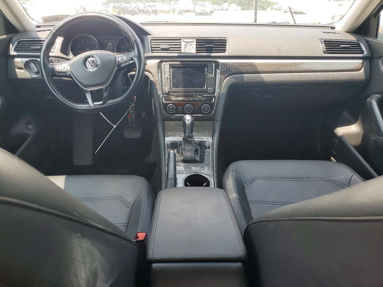 2016 VOLKSWAGEN PASSAT