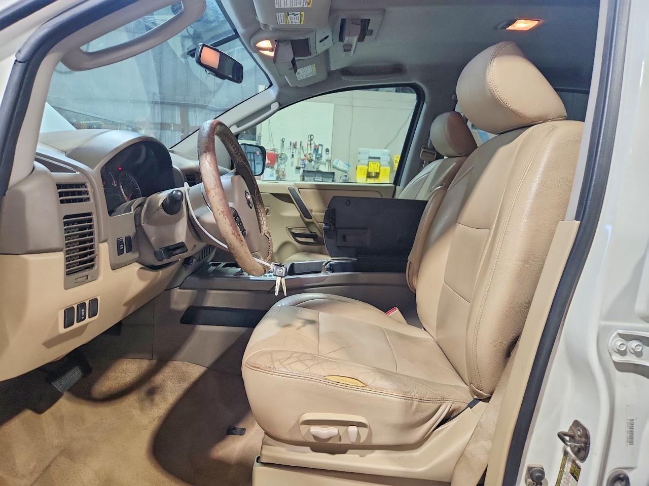 2010 NISSAN TITAN