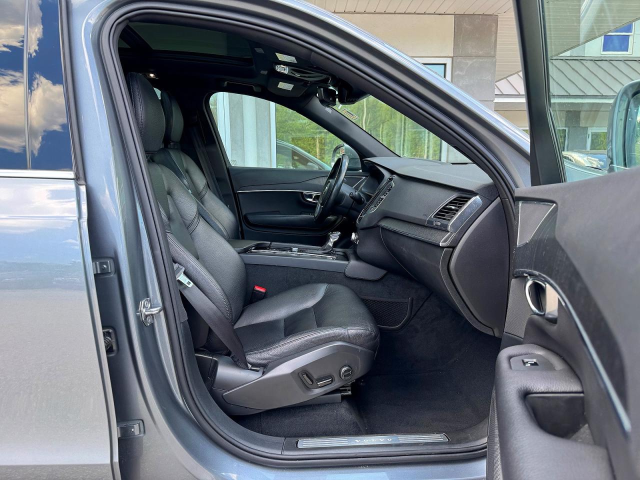 2020 VOLVO XC90