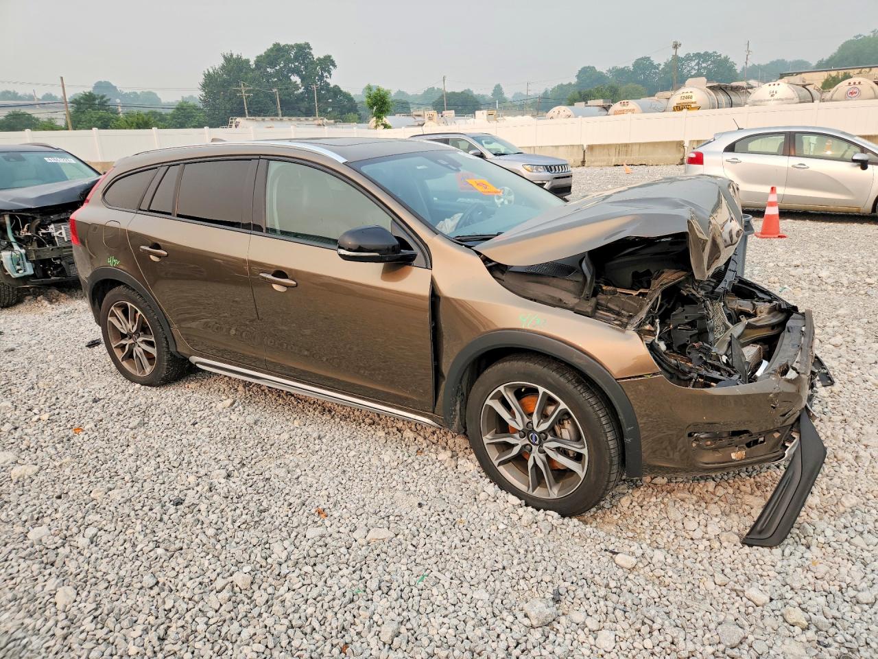 2017 VOLVO V60