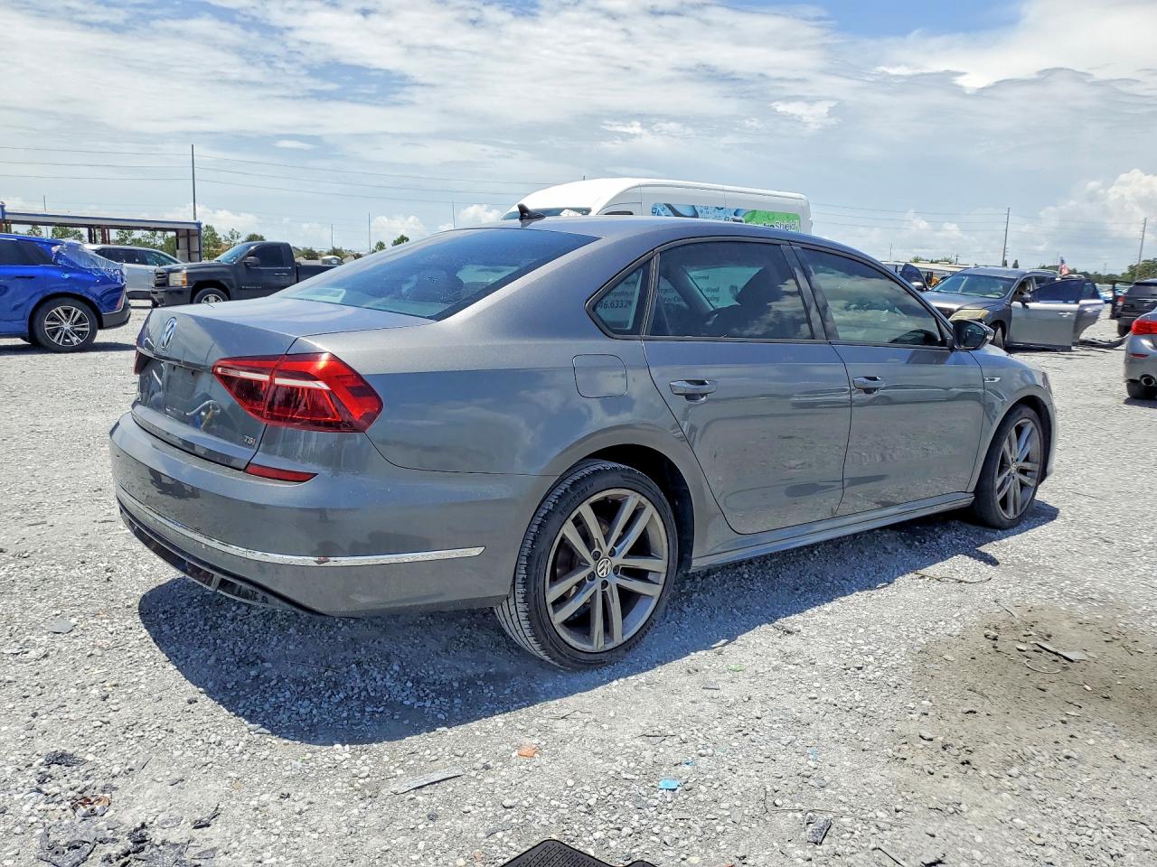 2018 VOLKSWAGEN PASSAT
