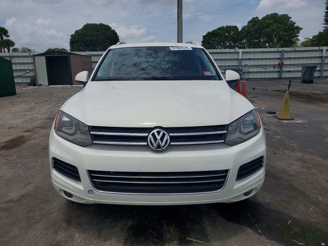 2011 VOLKSWAGEN TOUAREG