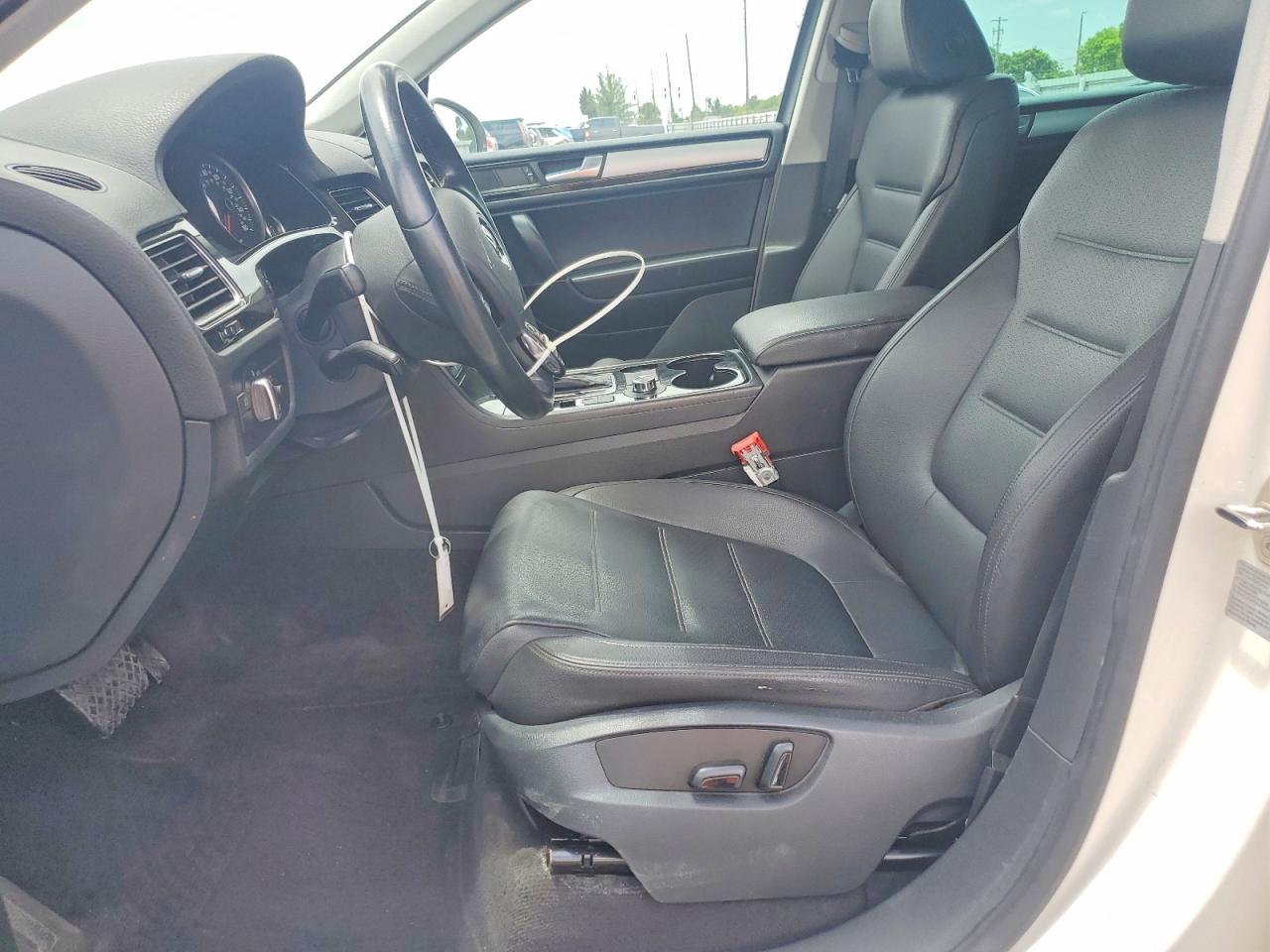2011 VOLKSWAGEN TOUAREG