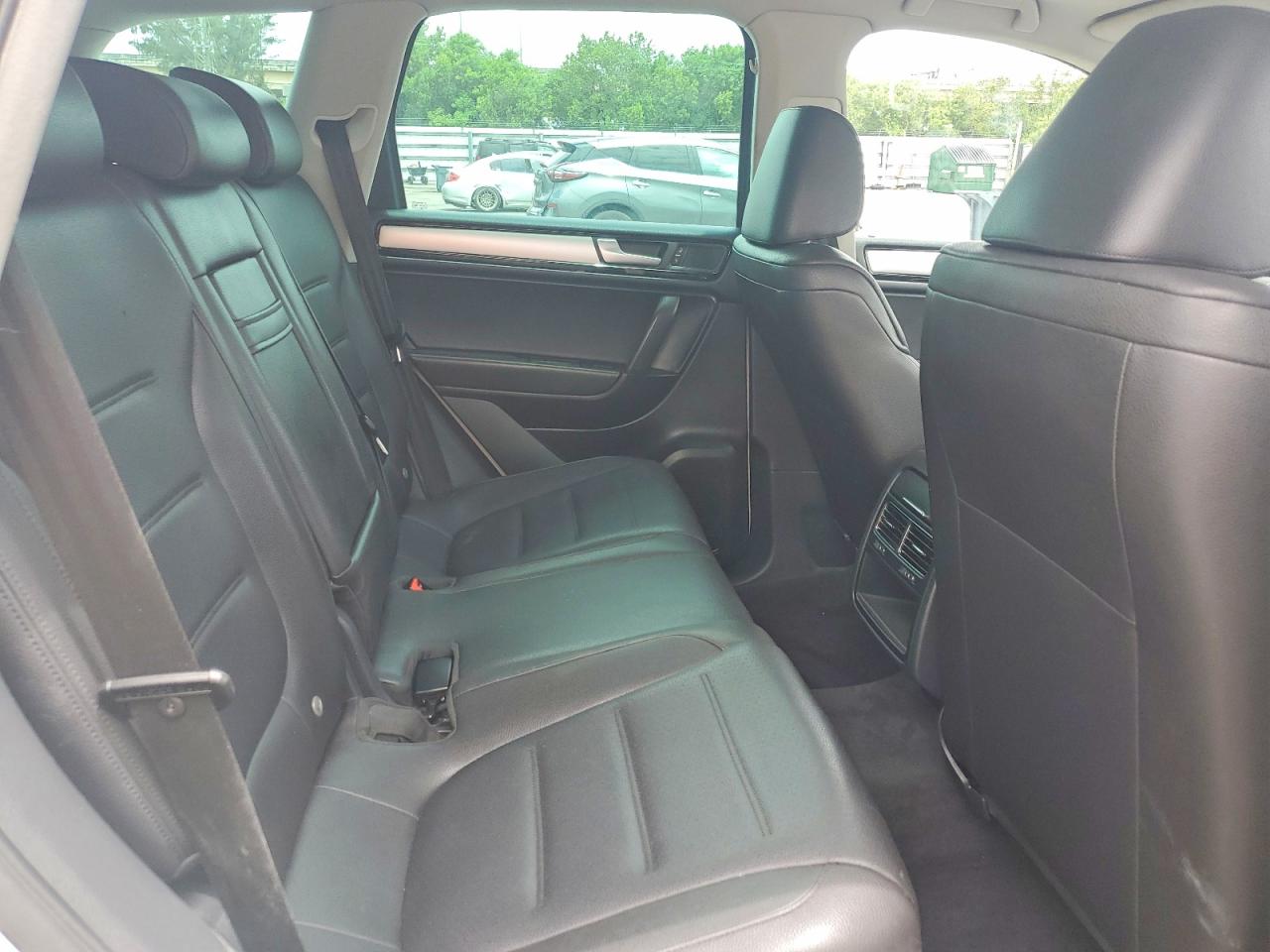 2011 VOLKSWAGEN TOUAREG