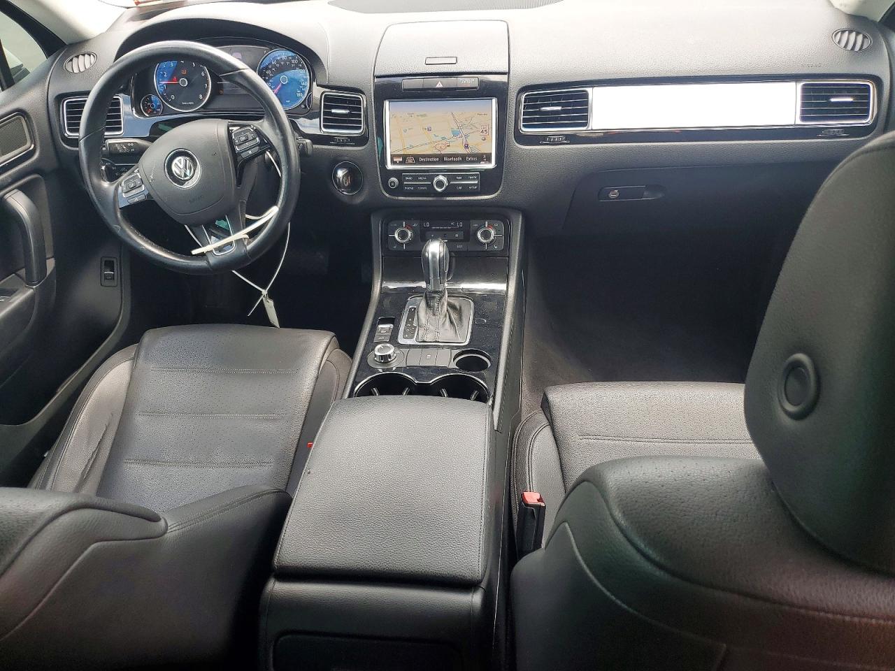 2011 VOLKSWAGEN TOUAREG