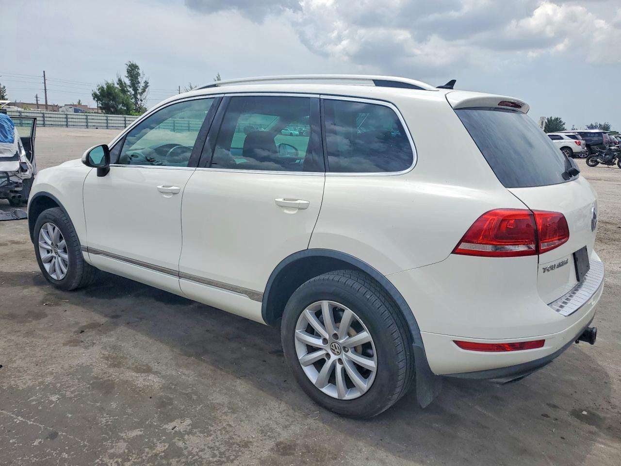 2011 VOLKSWAGEN TOUAREG