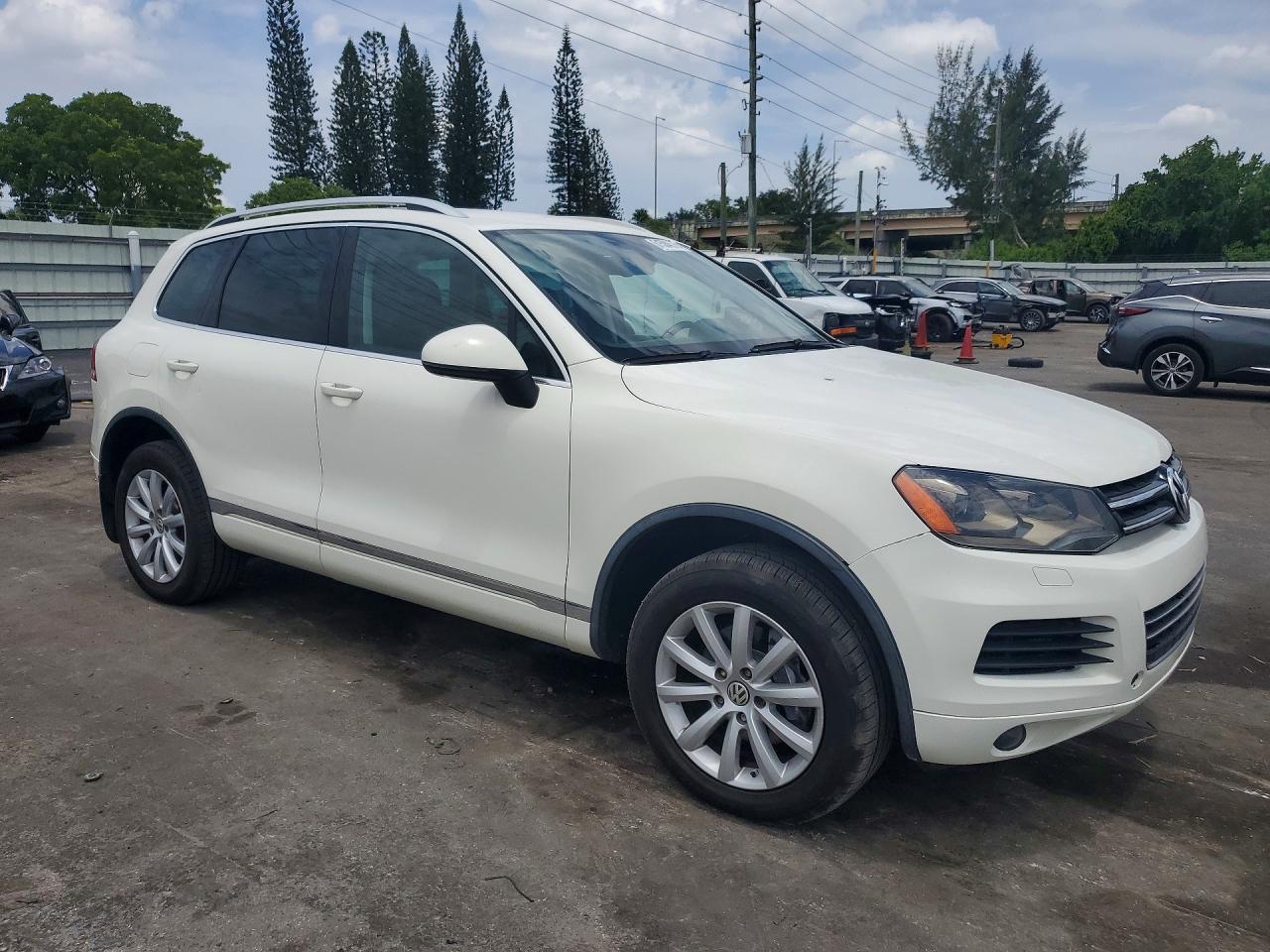2011 VOLKSWAGEN TOUAREG