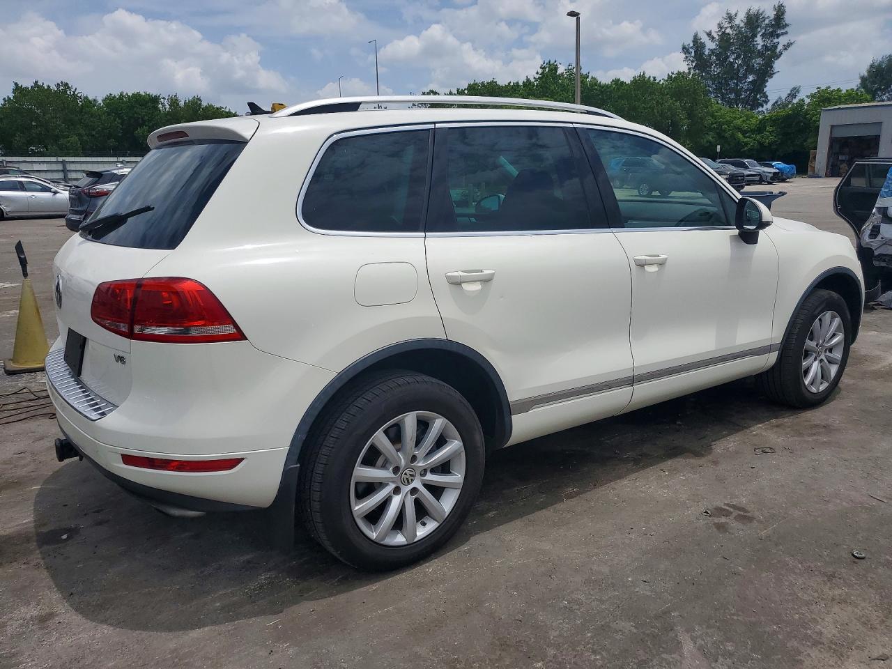 2011 VOLKSWAGEN TOUAREG