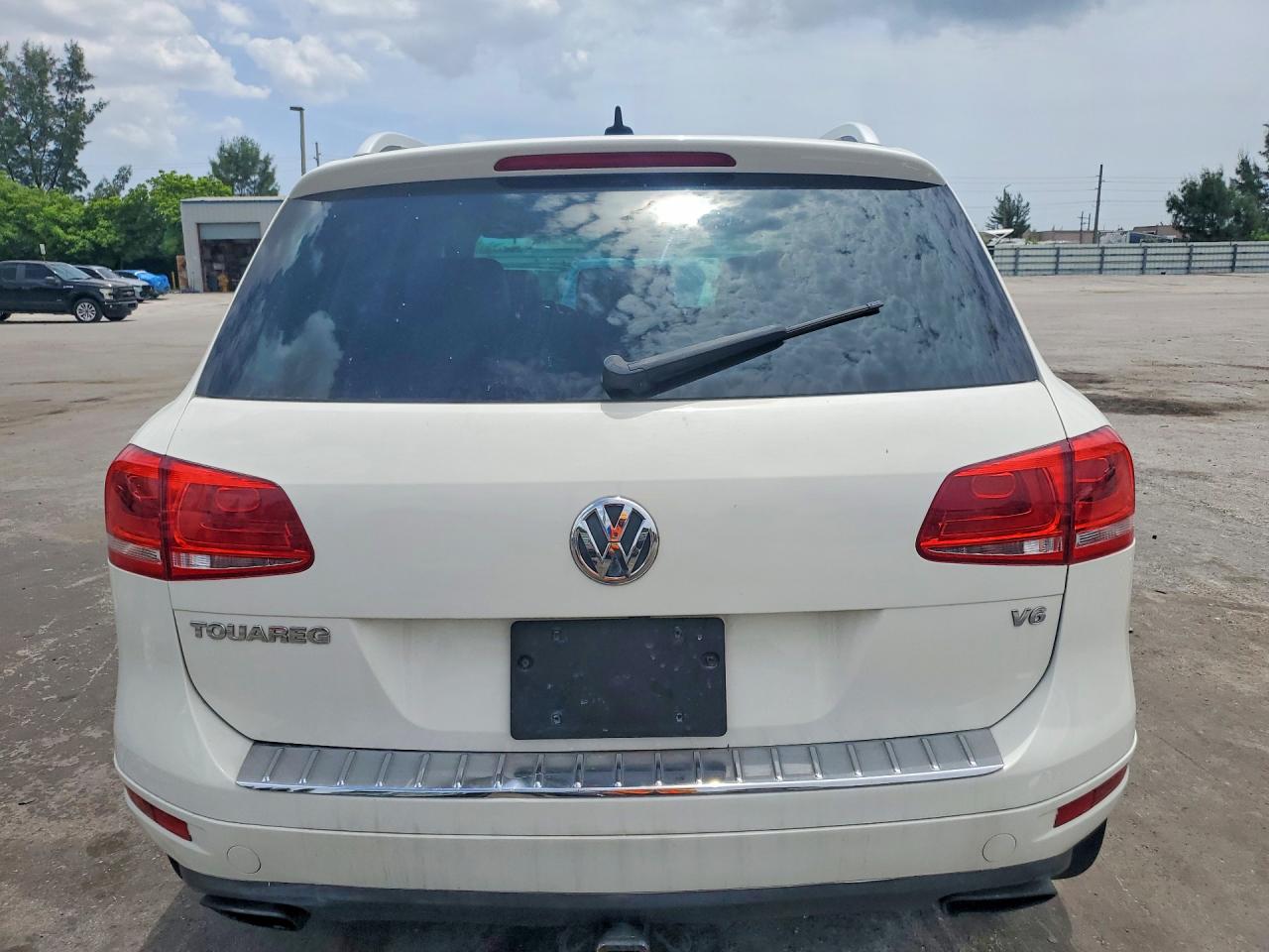2011 VOLKSWAGEN TOUAREG