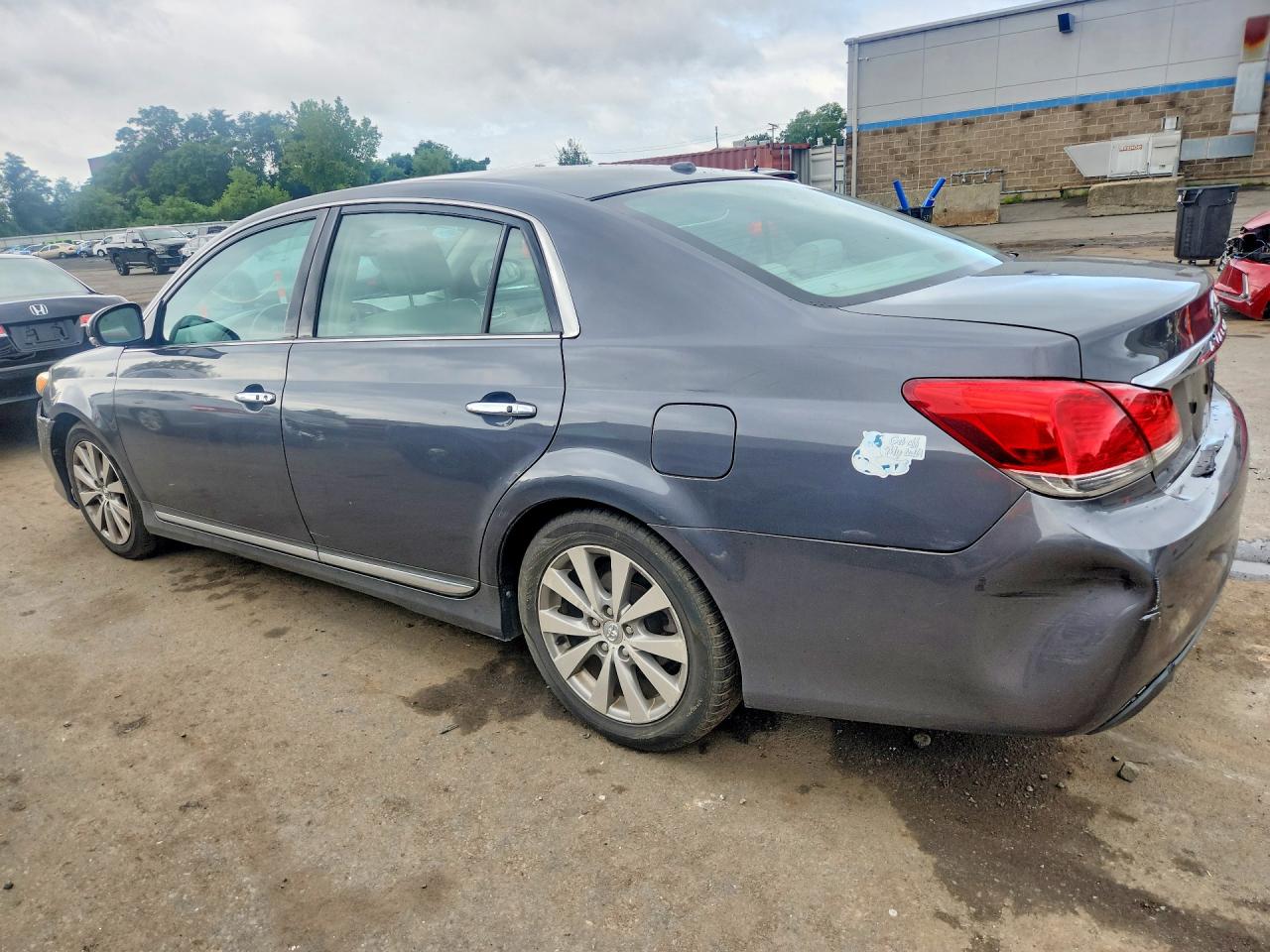 2011 TOYOTA AVALON