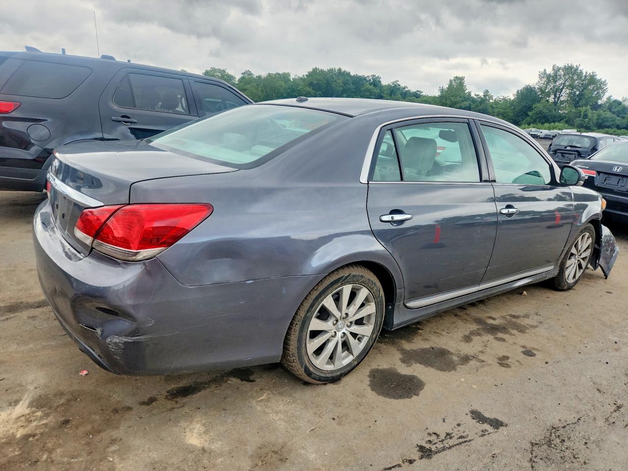 2011 TOYOTA AVALON