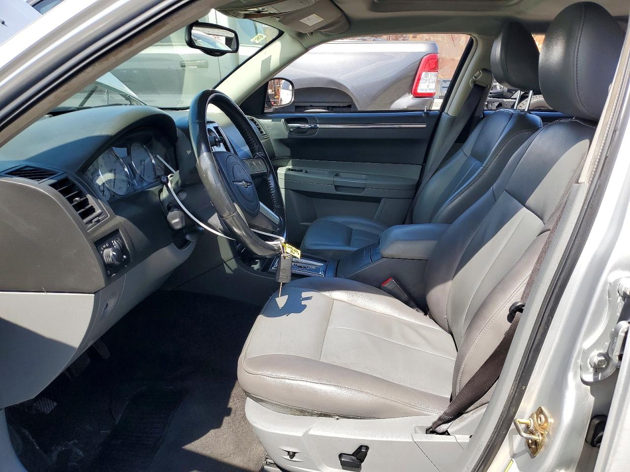 2005 CHRYSLER 300