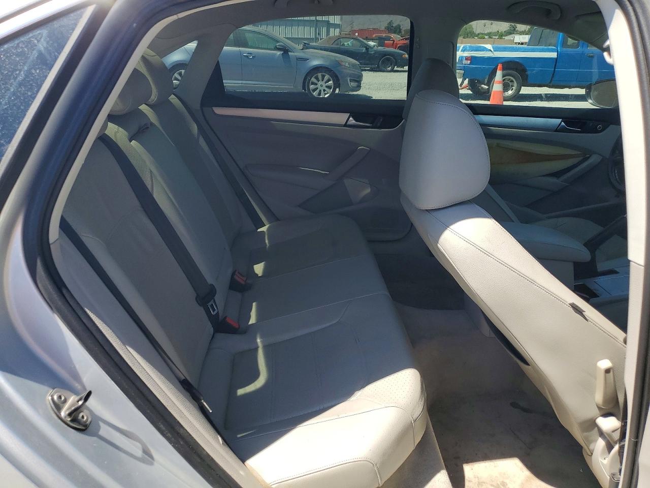 2012 VOLKSWAGEN PASSAT