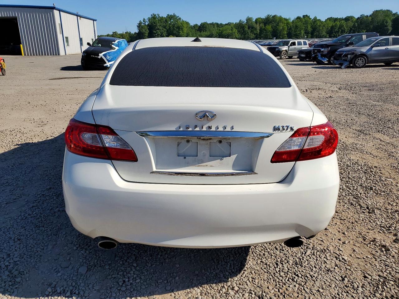 2011 INFINITI M37