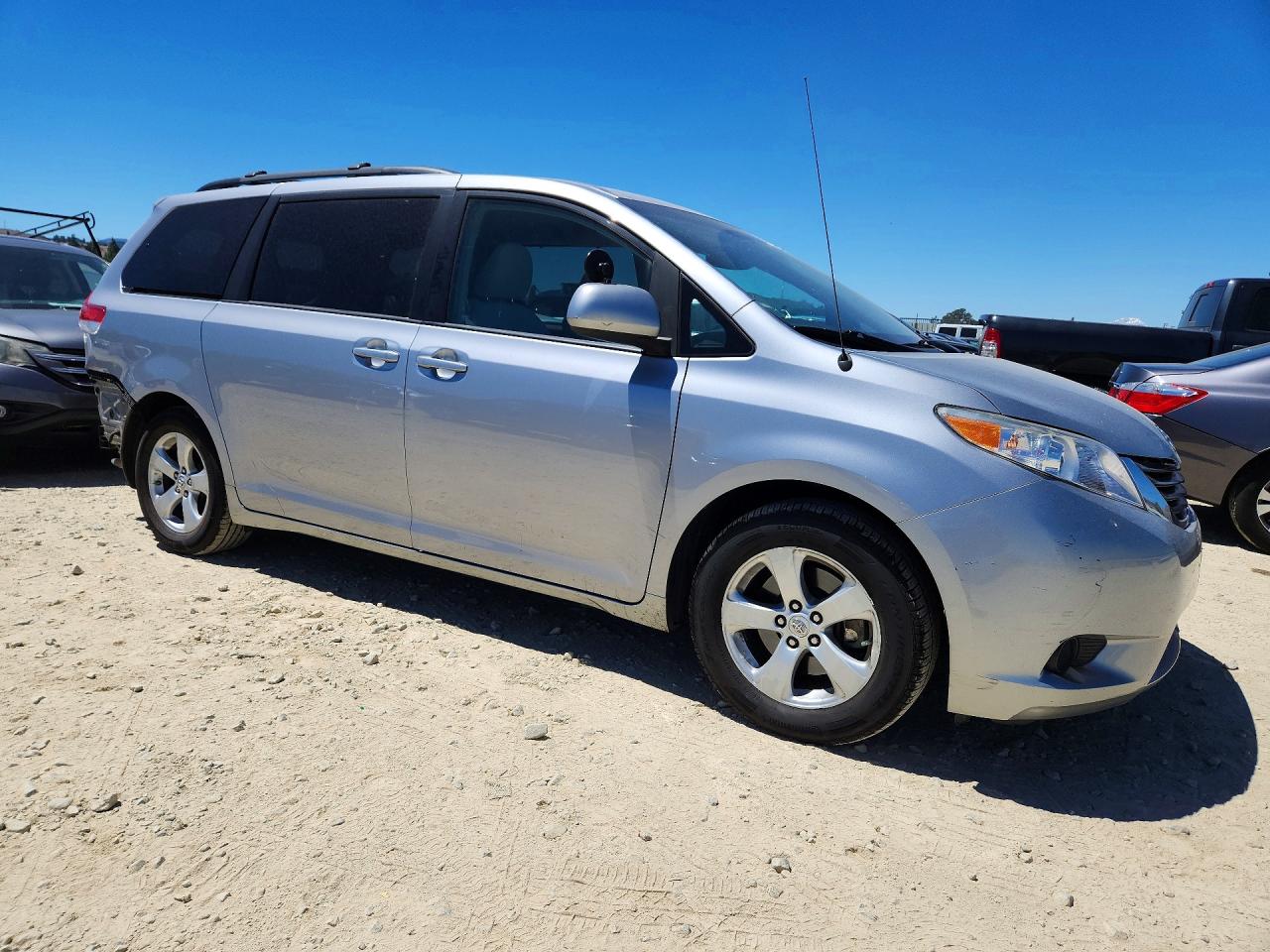 2012 TOYOTA SIENNA