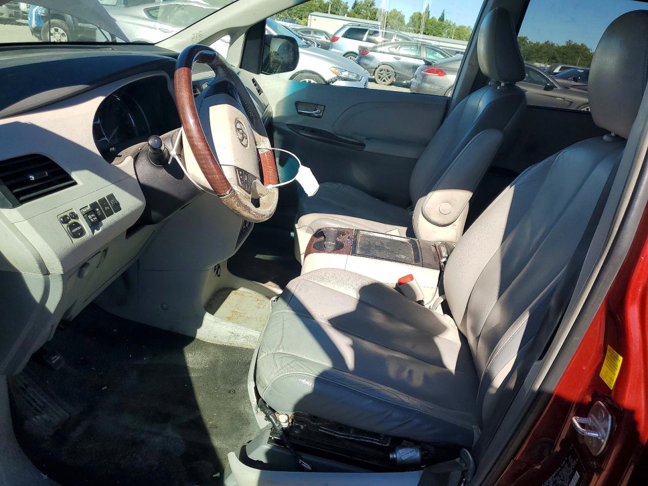 2011 TOYOTA SIENNA