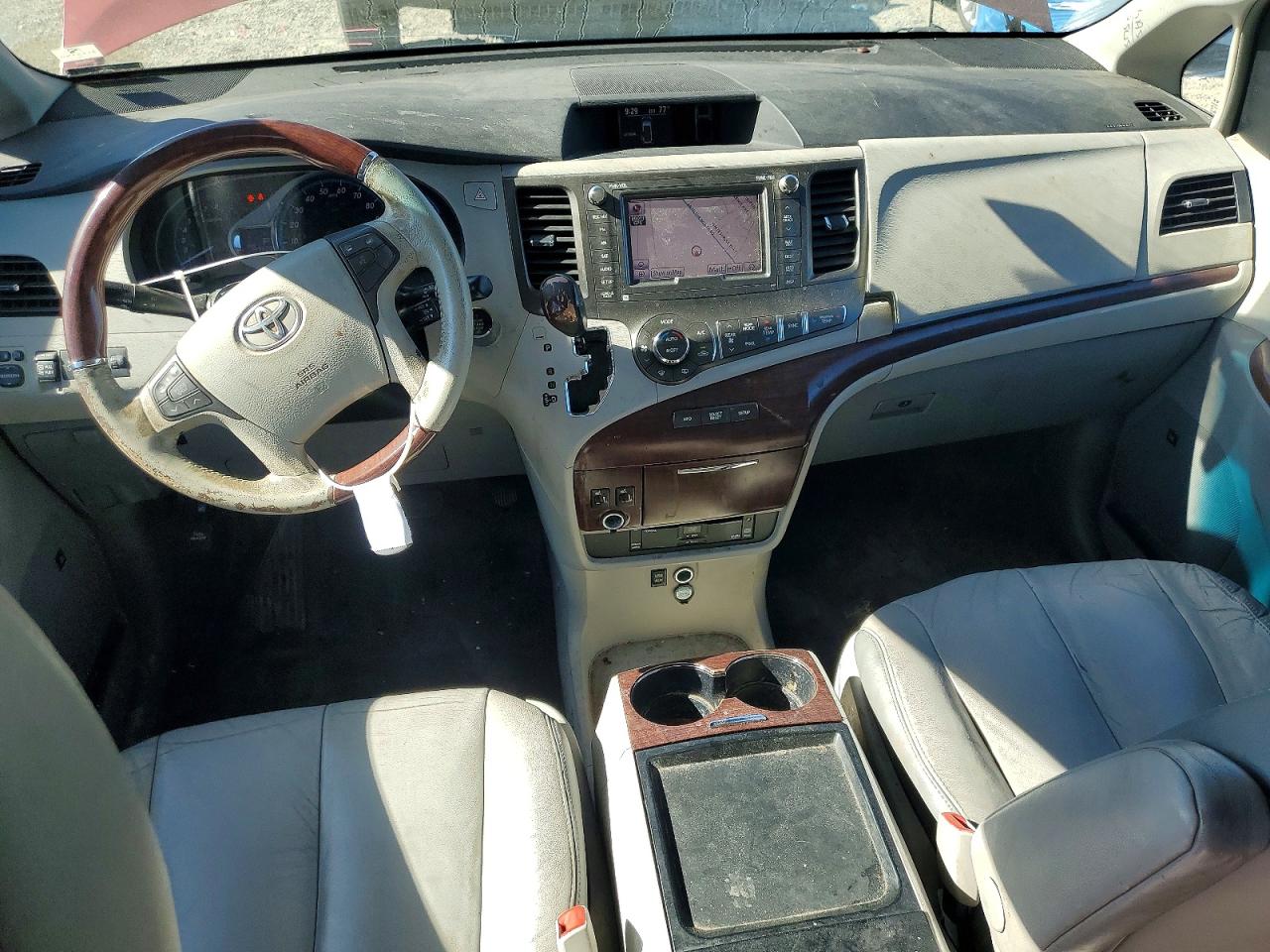 2011 TOYOTA SIENNA