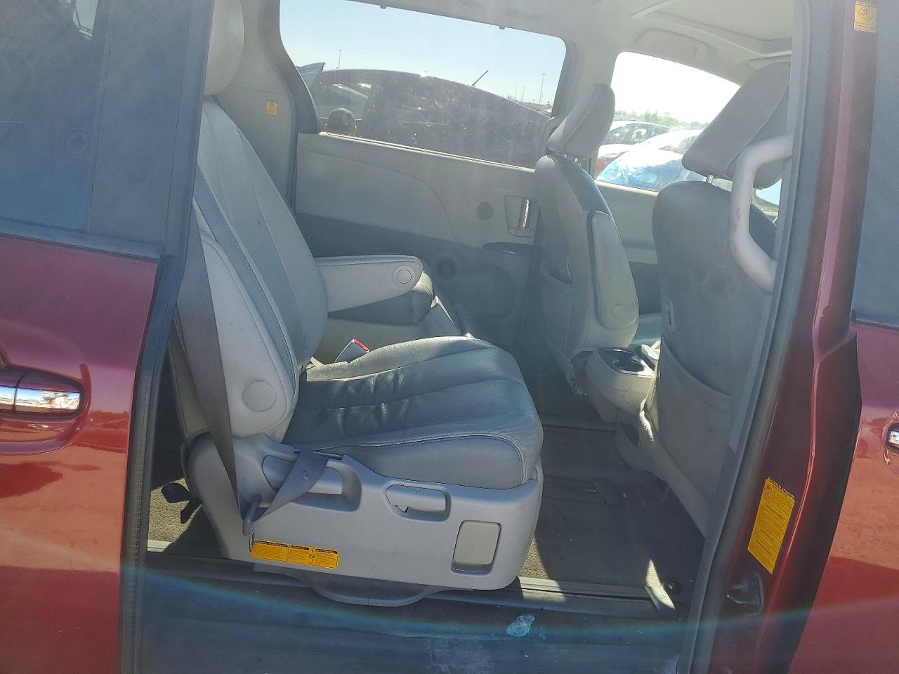 2011 TOYOTA SIENNA
