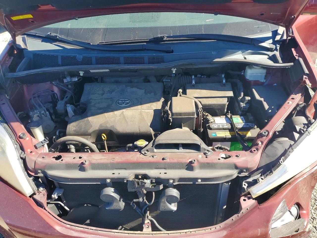 2011 TOYOTA SIENNA