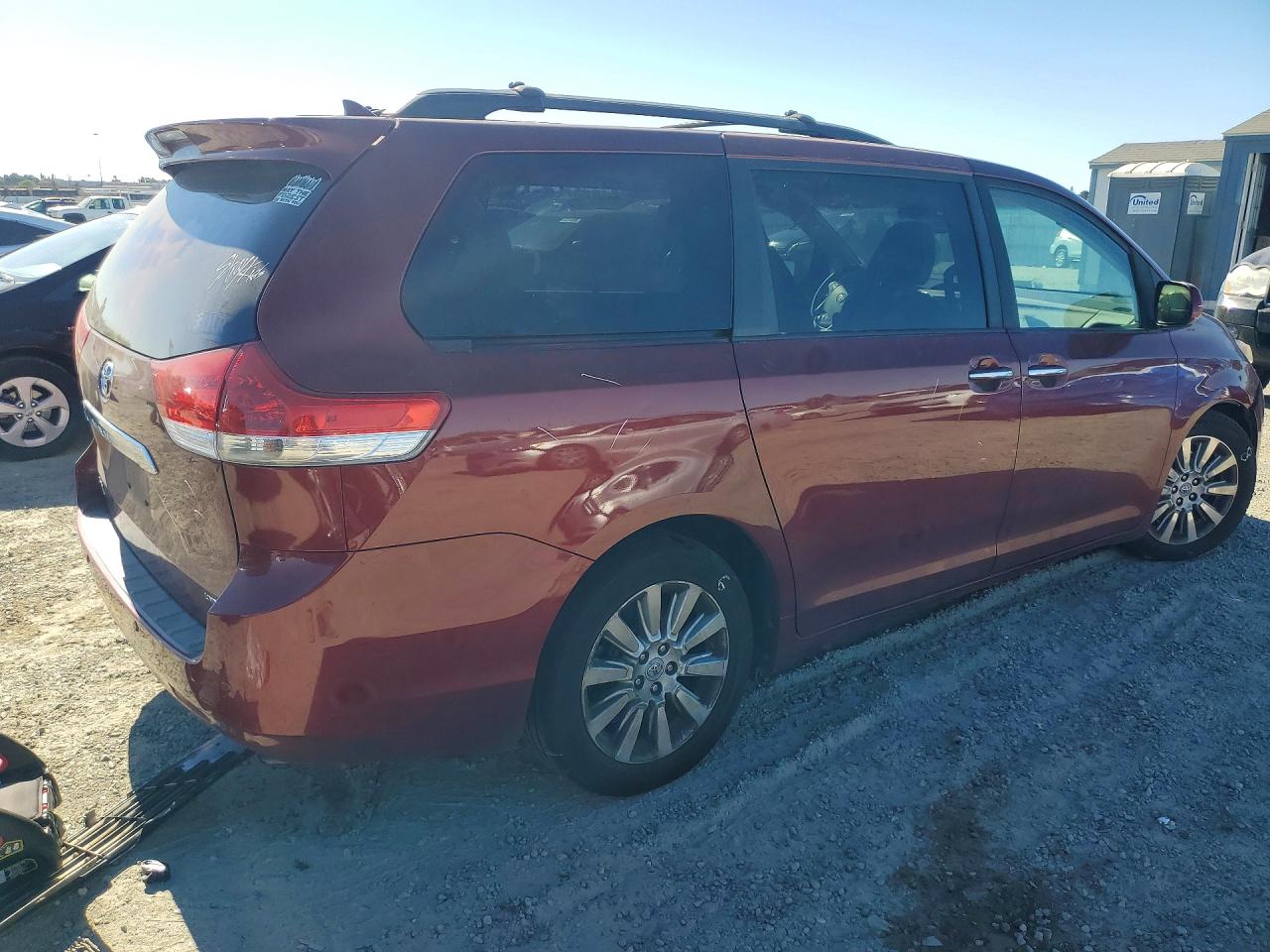 2011 TOYOTA SIENNA