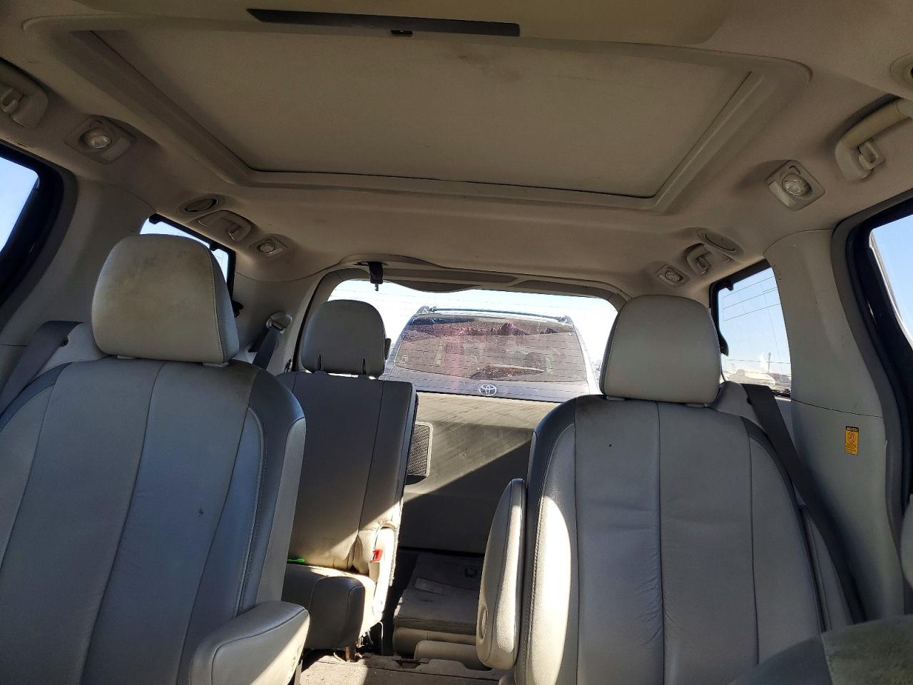 2011 TOYOTA SIENNA