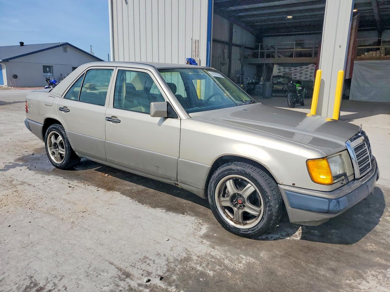 1992 MERCEDES-BENZ 400-CLASS