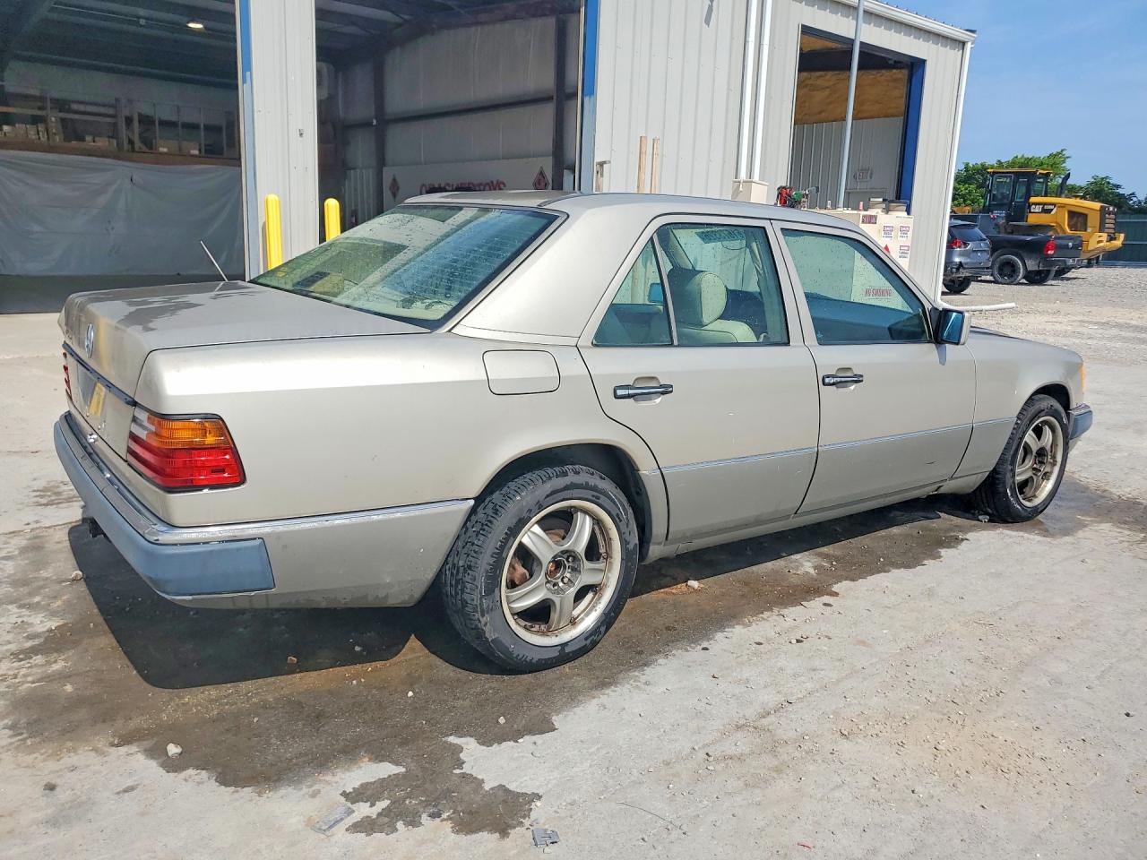 1992 MERCEDES-BENZ 400-CLASS