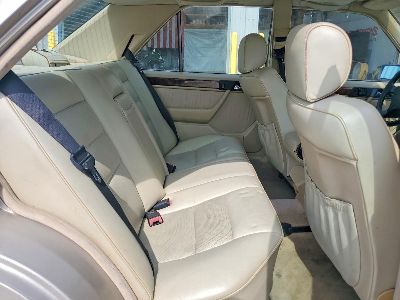 1992 MERCEDES-BENZ 400-CLASS