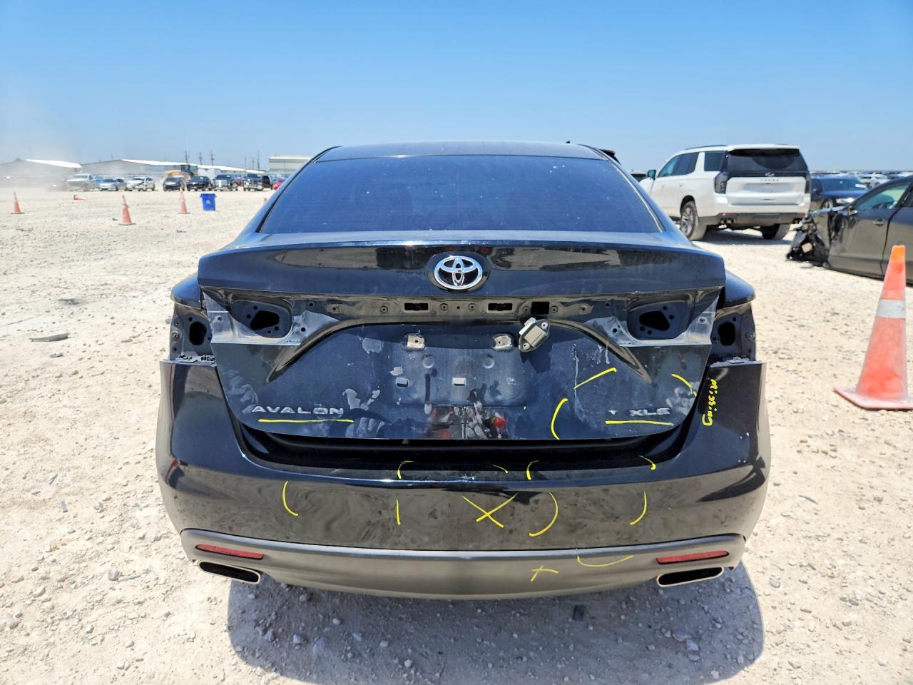 2013 TOYOTA AVALON