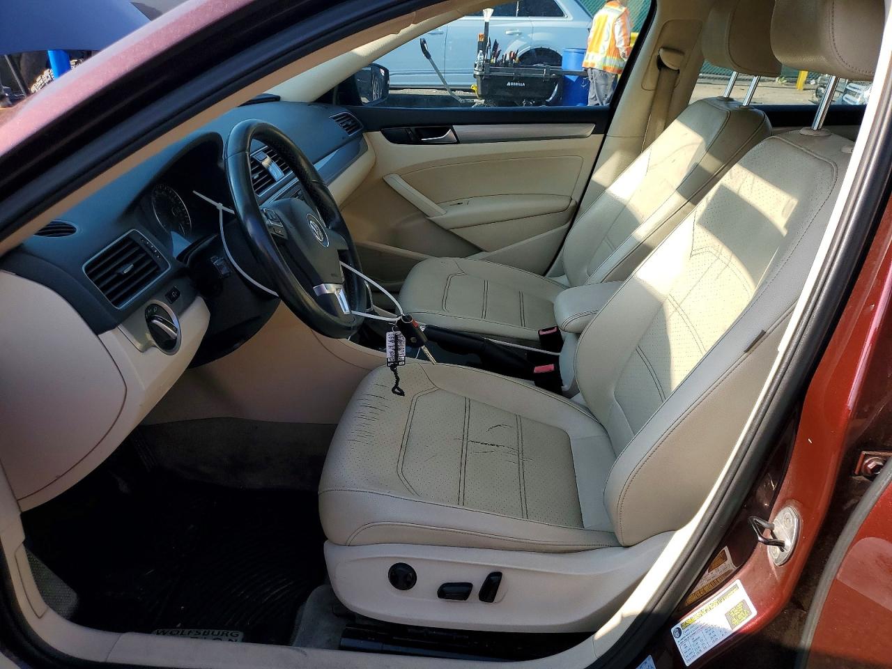 2014 VOLKSWAGEN PASSAT