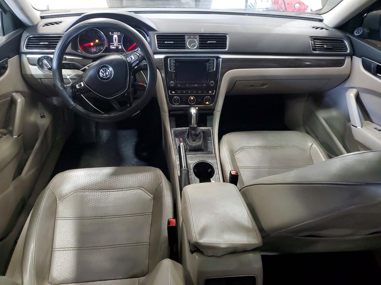 2016 VOLKSWAGEN PASSAT