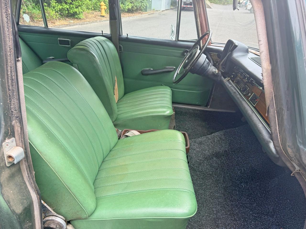 1968 MERCEDES-BENZ 230-CLASS