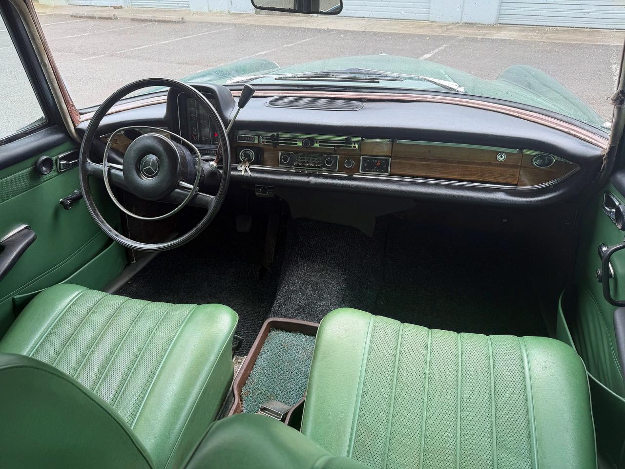 1968 MERCEDES-BENZ 230-CLASS