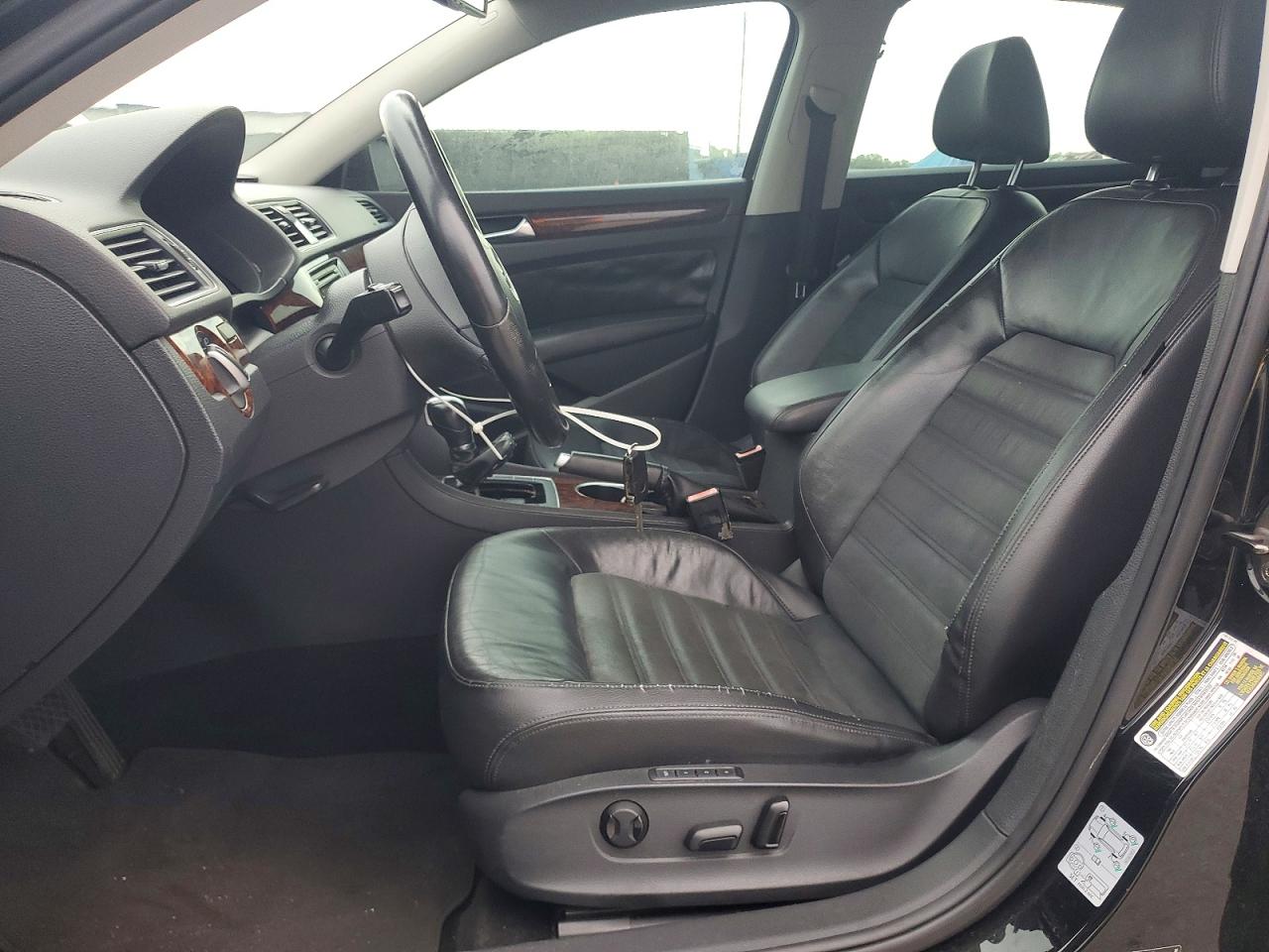 2013 VOLKSWAGEN PASSAT