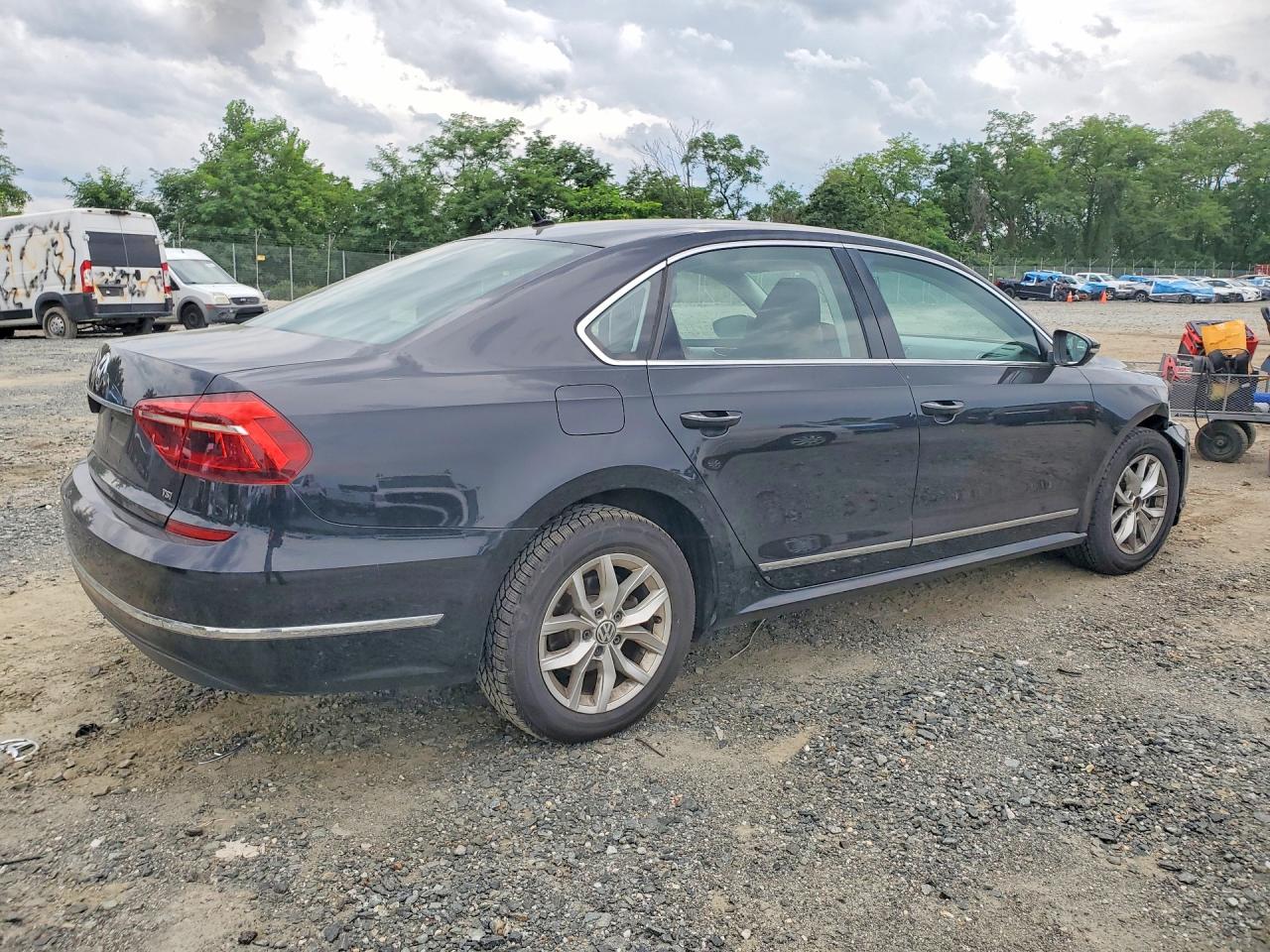 2017 VOLKSWAGEN PASSAT