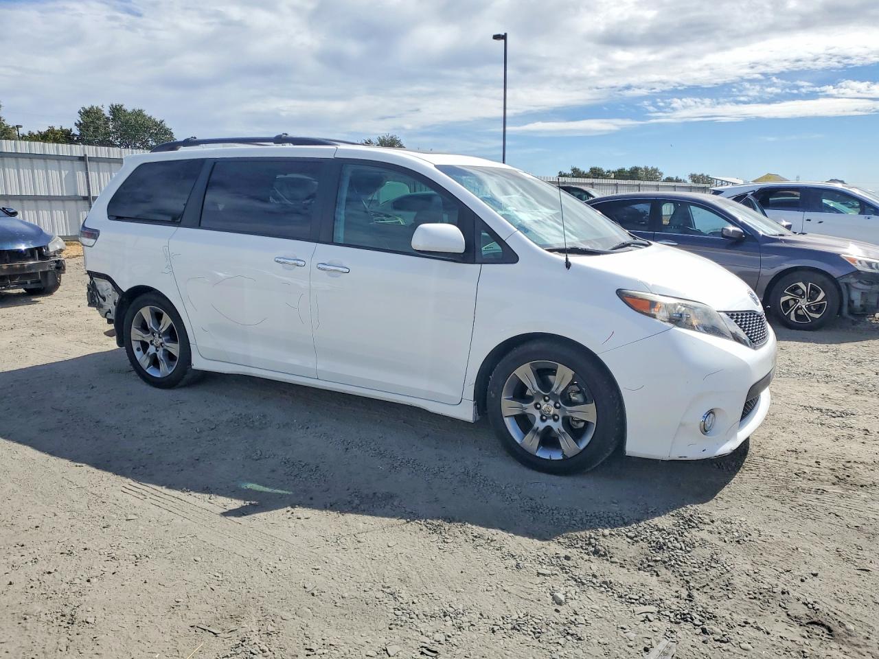 2014 TOYOTA SIENNA