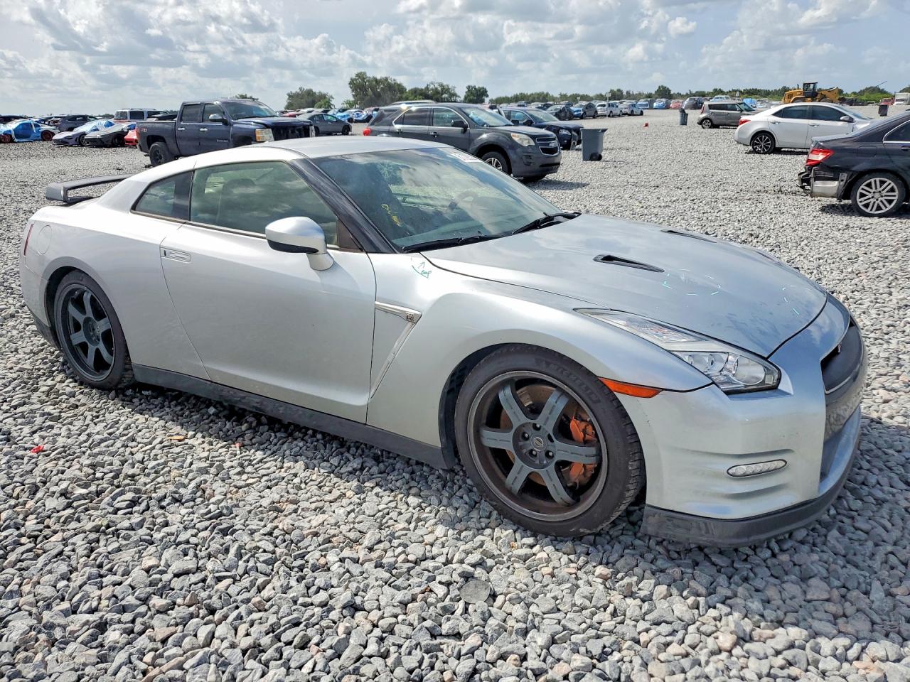 2016 NISSAN GTR