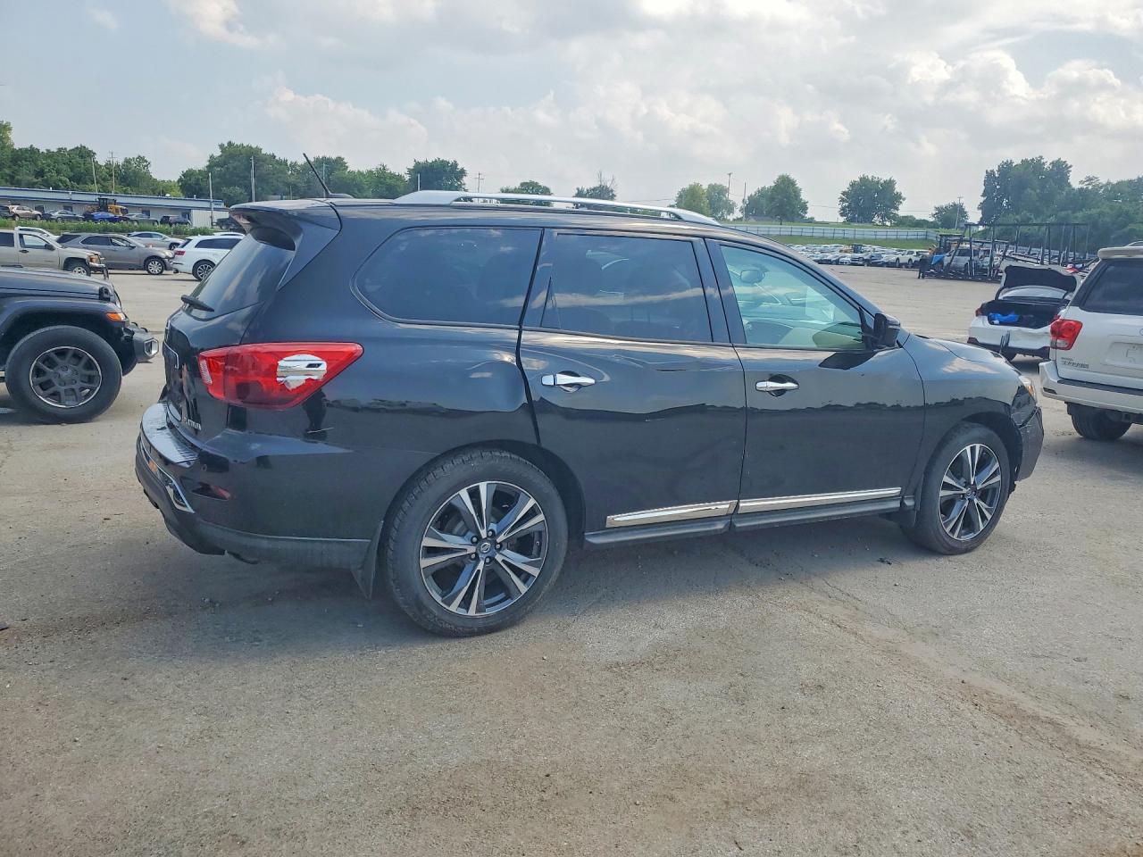 2017 NISSAN PATHFINDER