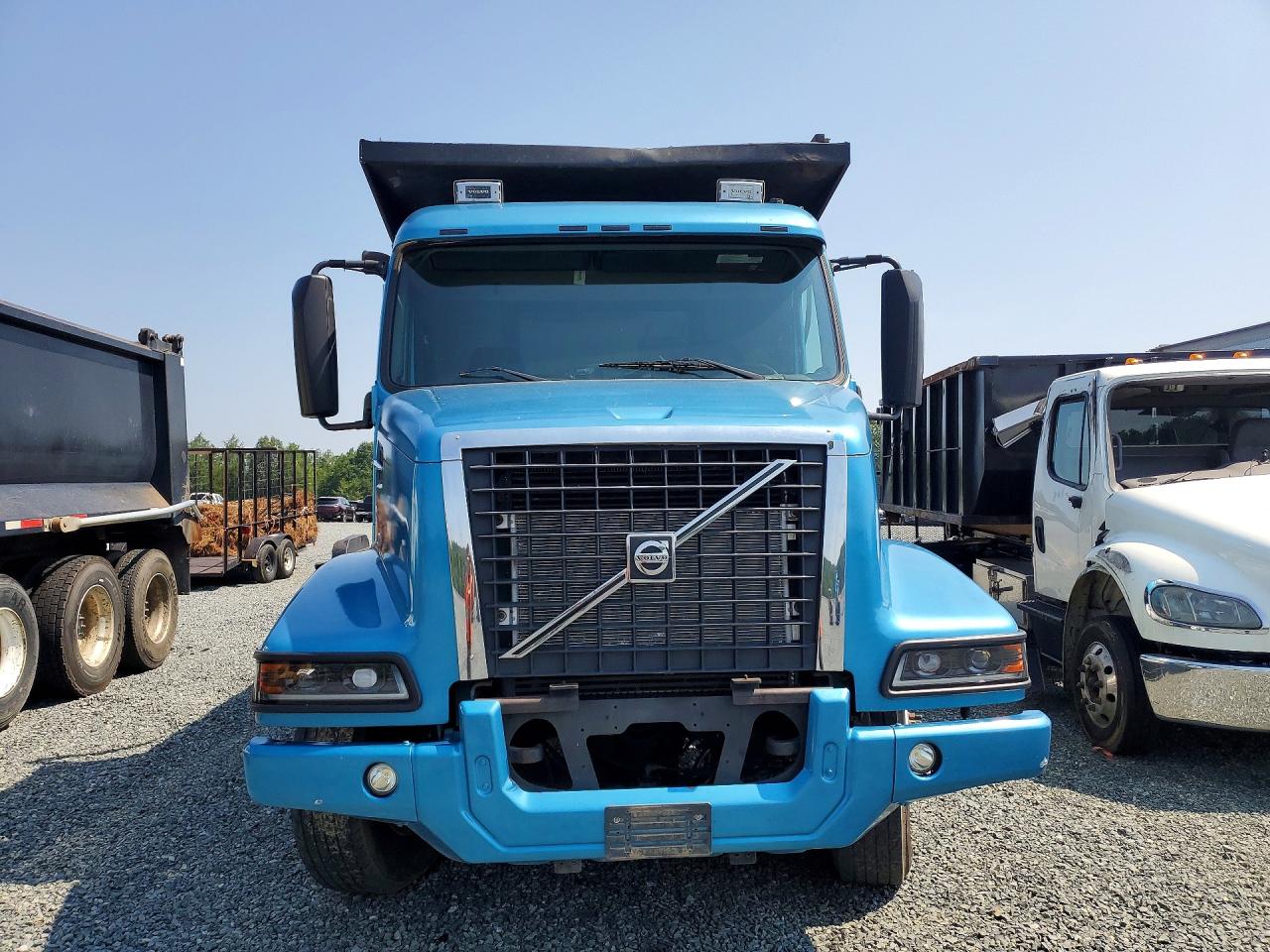 2002 VOLVO VN
