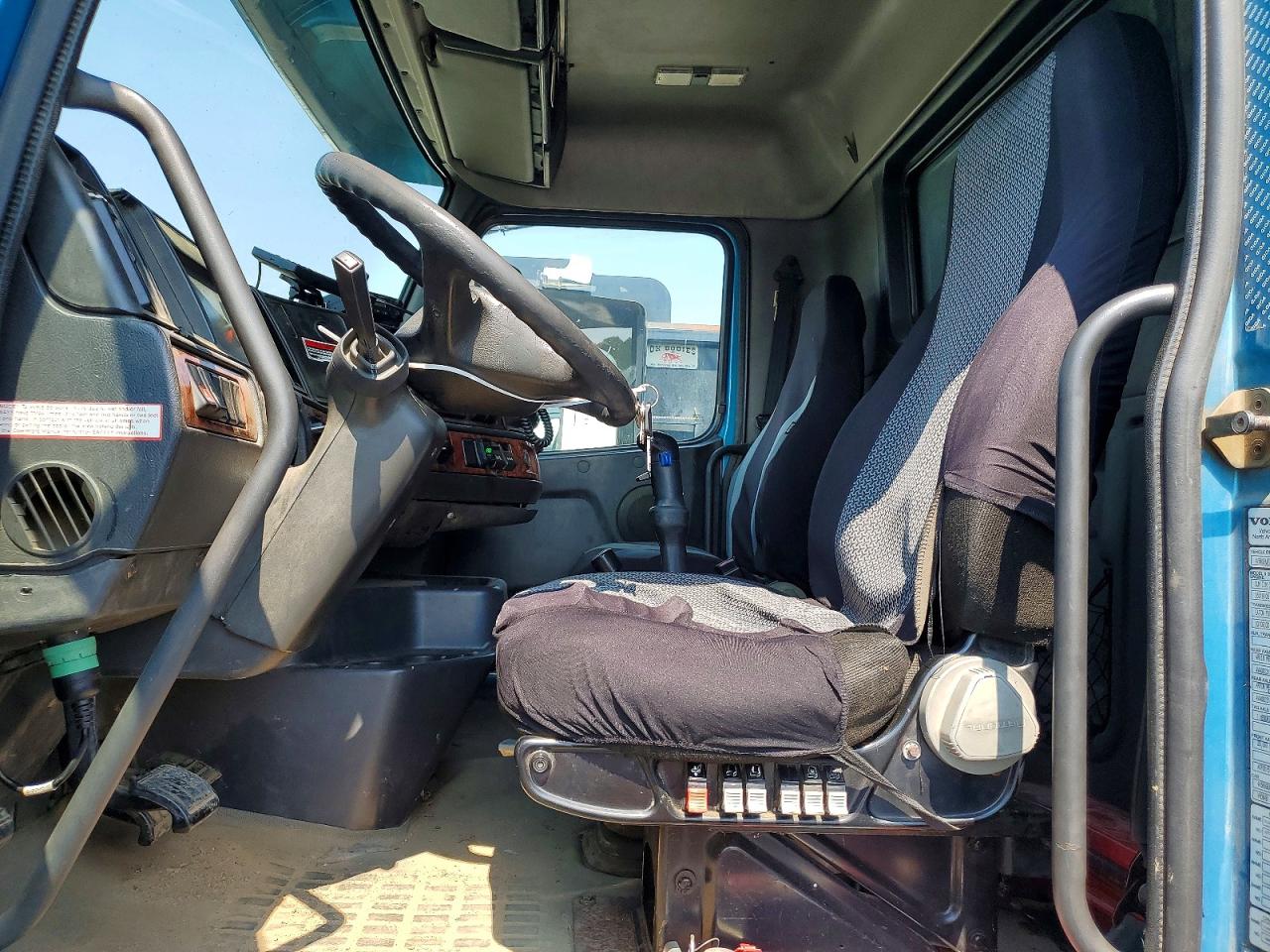 2002 VOLVO VN
