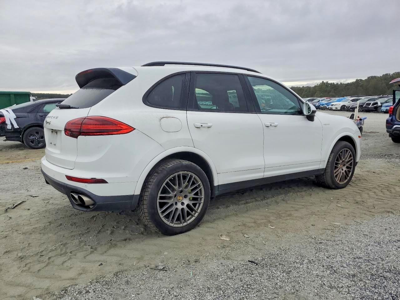 2017 PORSCHE CAYENNE