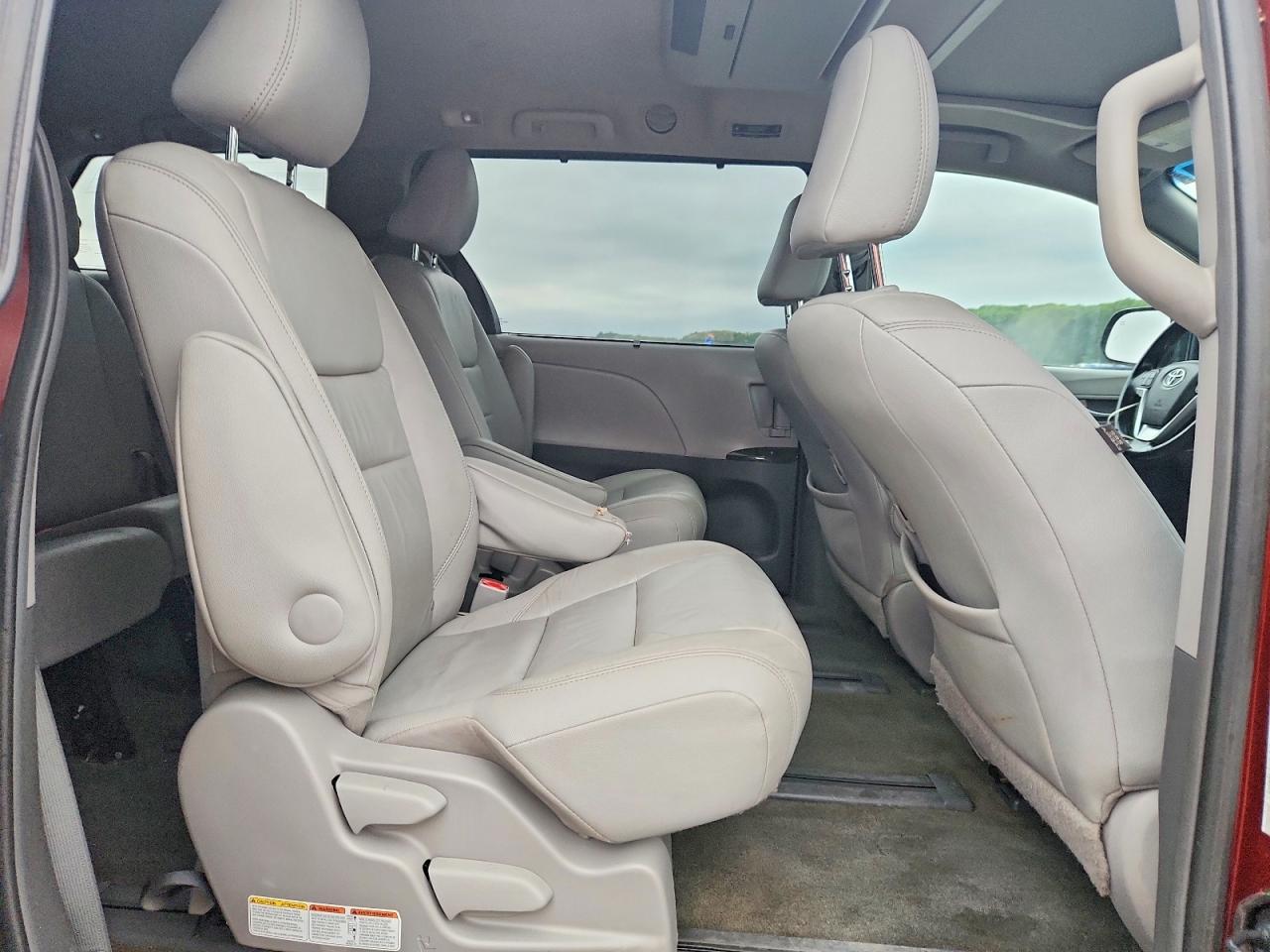 2016 TOYOTA SIENNA