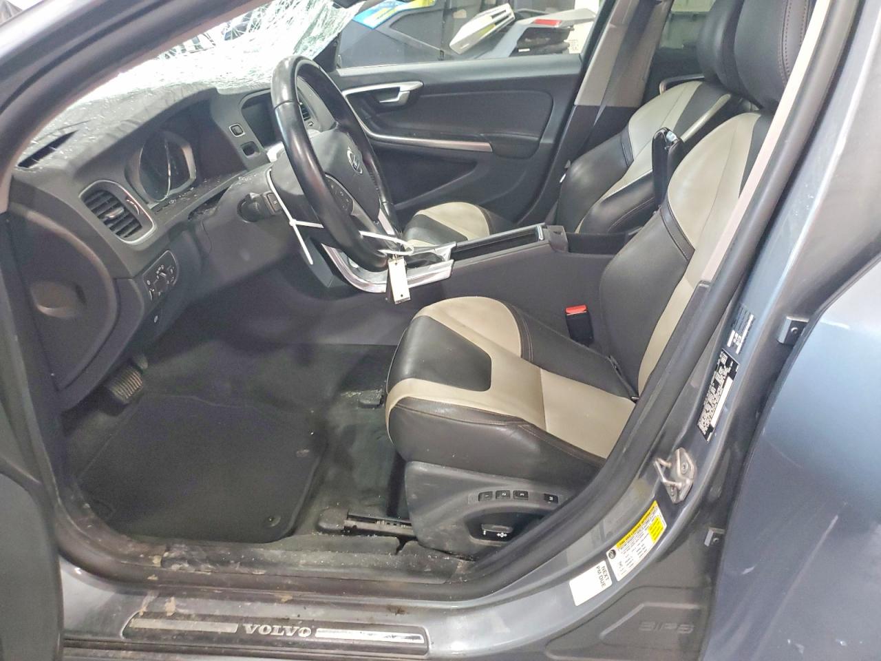2018 VOLVO V60