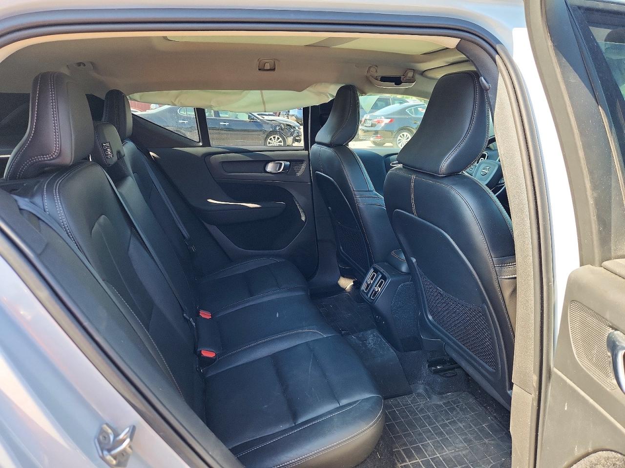 2021 VOLVO XC40