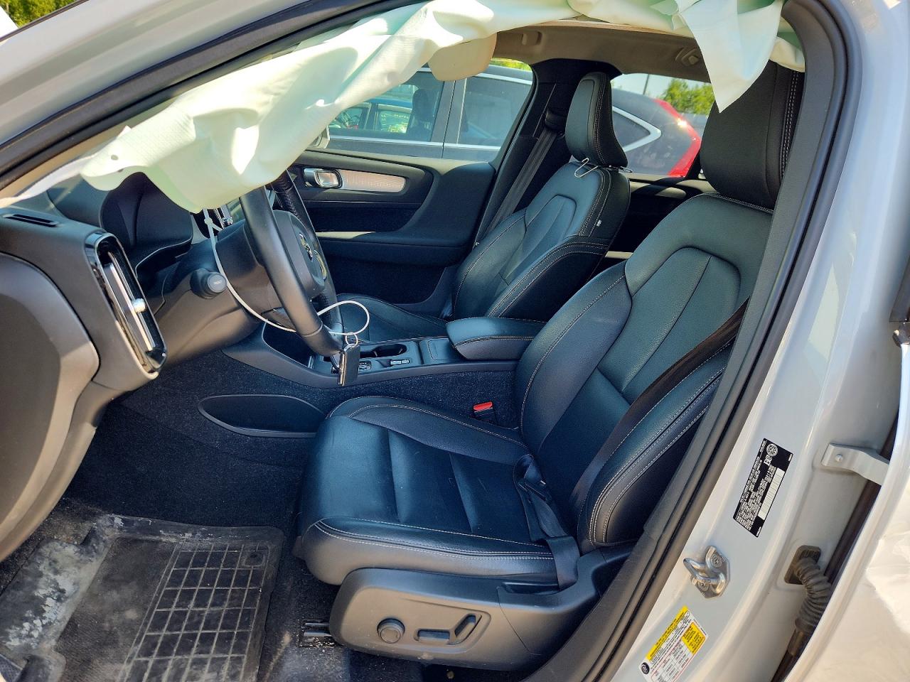 2021 VOLVO XC40