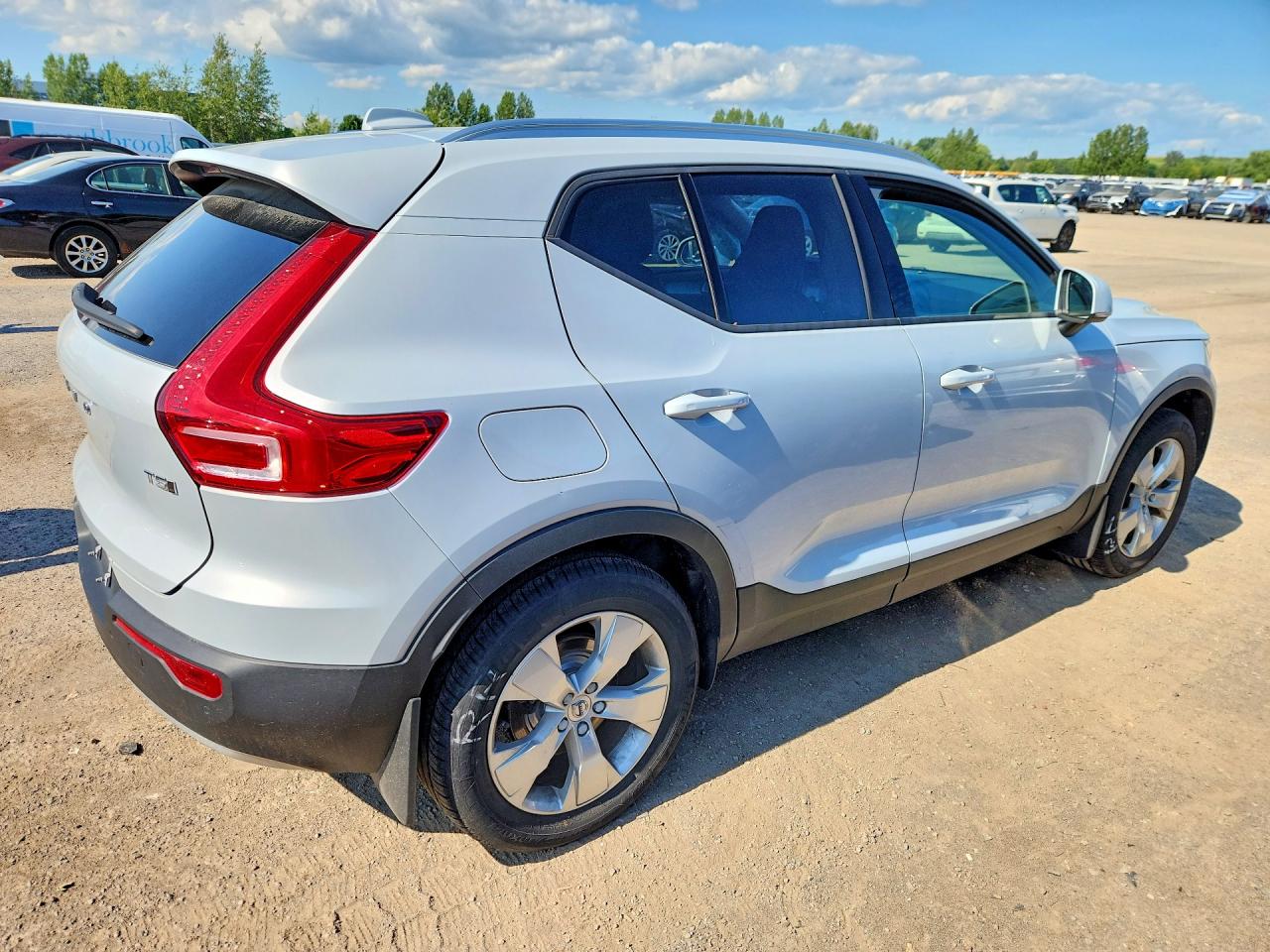 2021 VOLVO XC40